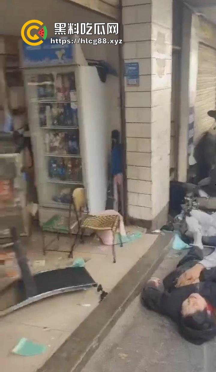 四川红旗骚女踩错油门当刹车,100码撞飞路人,车砸路沿顾客吓死个人真马路杀手!-4