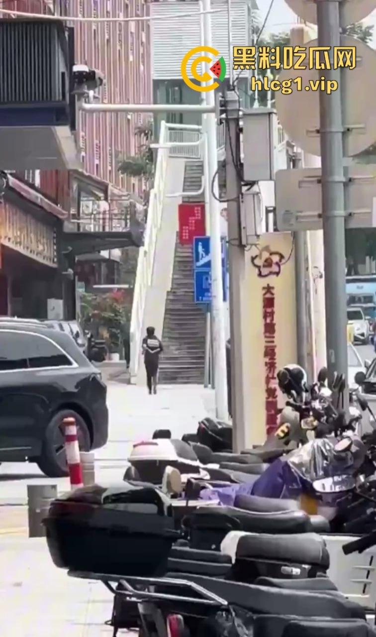 悲催!广州一快递小哥逆行撞到一豪车后 冲向过往车辆自残！