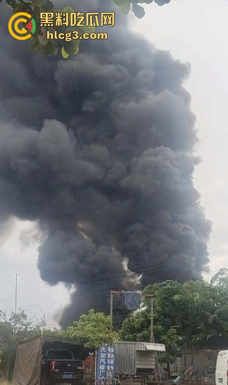 完了 完了 锅烧穿了！海口垦科路一处库房突发大火 现场火光冲天浓烟滚滚！