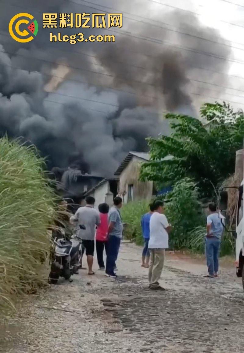 完了 完了 锅烧穿了!海口垦科路一处库房突发大火 现场火光冲天浓烟滚滚!-2