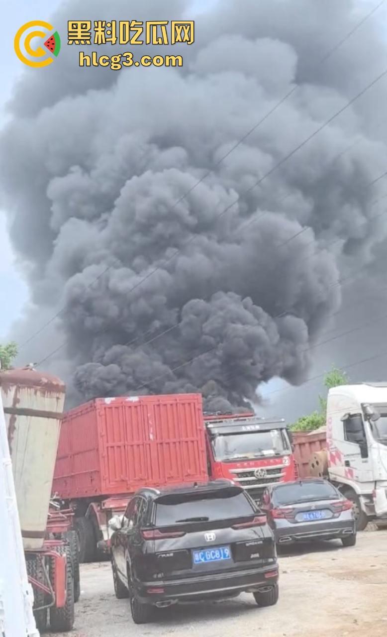完了 完了 锅烧穿了!海口垦科路一处库房突发大火 现场火光冲天浓烟滚滚!-3