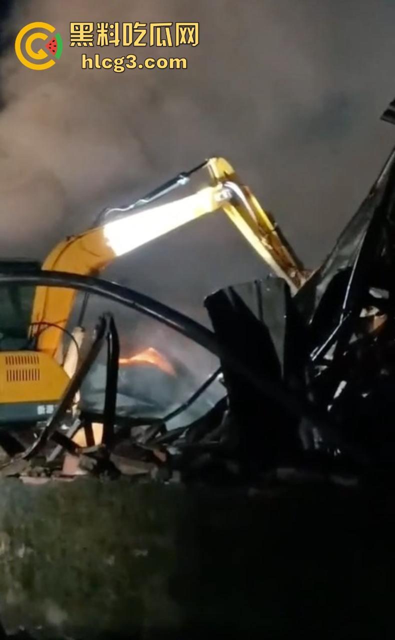 完了 完了 锅烧穿了!海口垦科路一处库房突发大火 现场火光冲天浓烟滚滚!-4