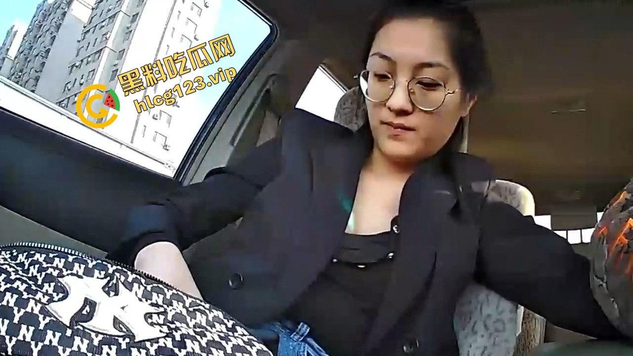 真实情侣泄密!反差婊眼镜娘驾驶位摸奶挑逗,居家打电话打飞机,全程骚到爆!-4
