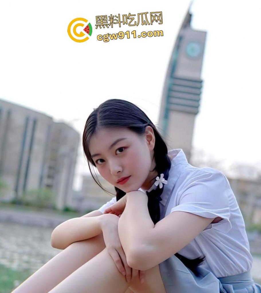 南职大骚货【温琪瑶】吃鸡狂魔!手机刺激战场,床上做爱战场吞鸡巴如饥似渴,男友叫舍友双洞齐插!-1