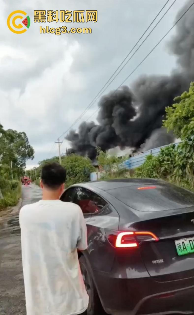 完了 完了 锅烧穿了!海口垦科路一处库房突发大火 现场火光冲天浓烟滚滚!-6