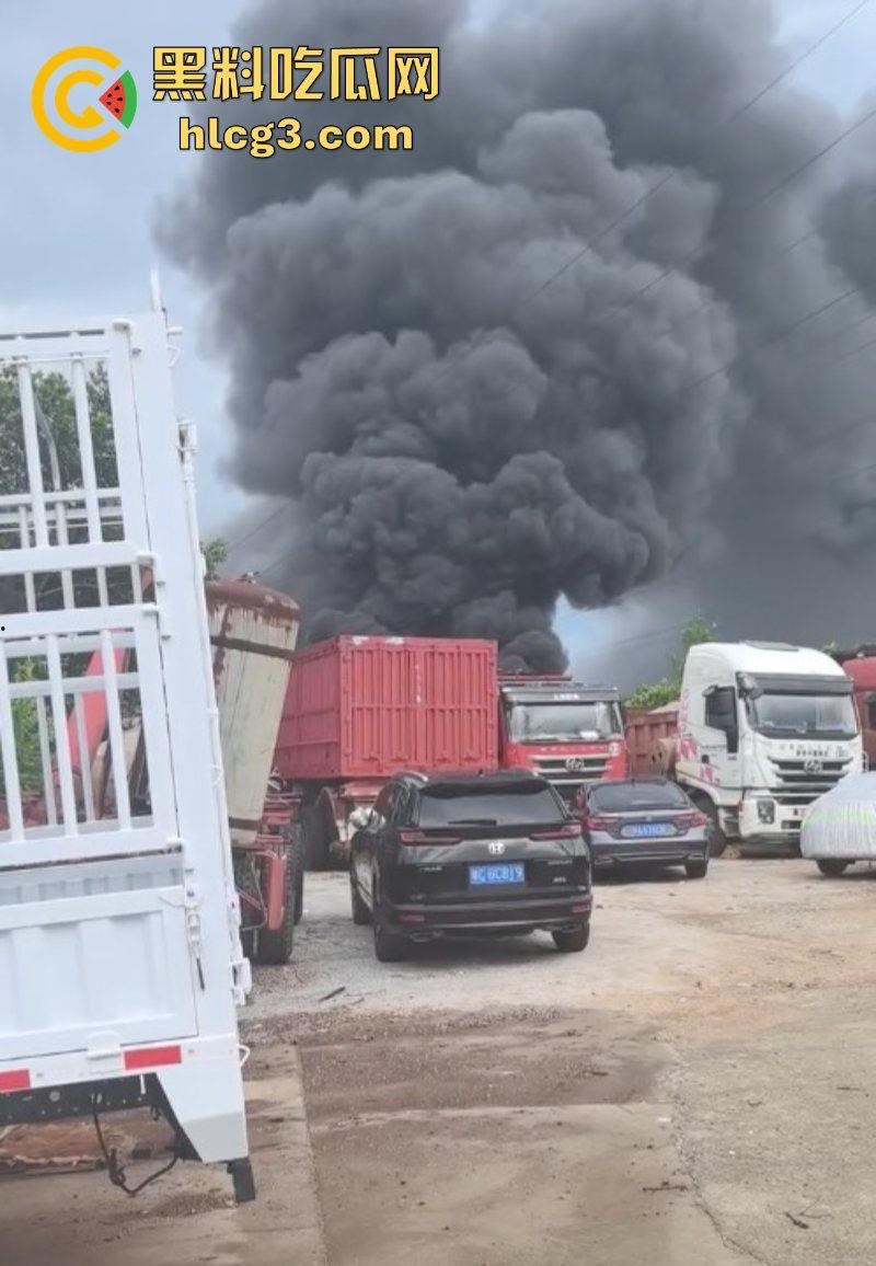 完了 完了 锅烧穿了!海口垦科路一处库房突发大火 现场火光冲天浓烟滚滚!-7