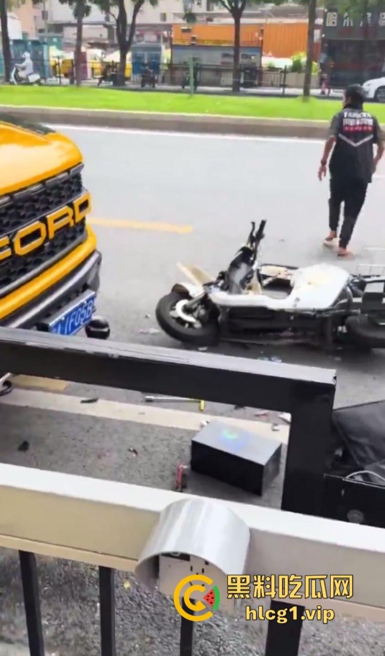 悲催!广州一快递小哥逆行撞到一豪车后 冲向过往车辆自残！-11