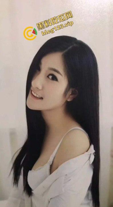 真实情侣泄密!反差婊眼镜娘驾驶位摸奶挑逗,居家打电话打飞机,全程骚到爆!-11