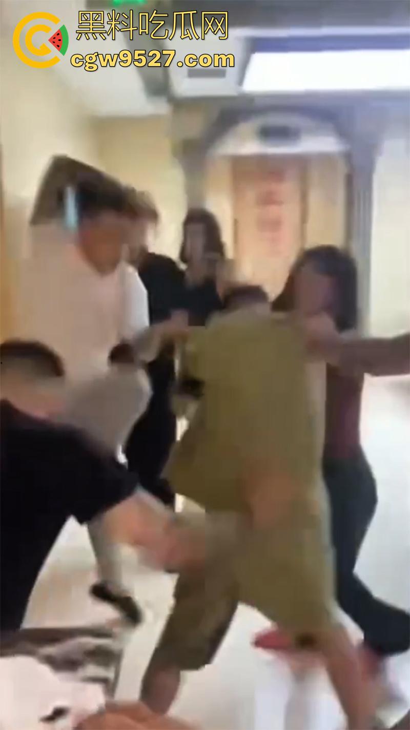 骚逼出轨精神小伙，男友带人在宾馆围堵，当场爆揍围殴，打人者已被抓捕，这下有理变没理了！-3