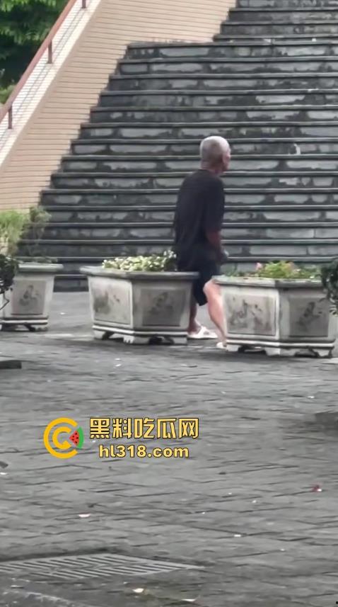 奇葩老头的迷幻操作,离谱老登对着服装店人体模特意淫,又亲又顶又抱的,这是什么新的老登锻炼方式吗?-6