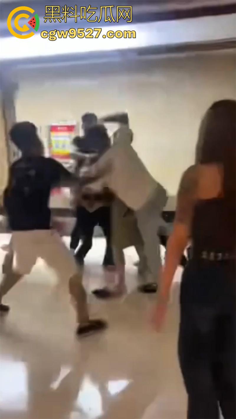 骚逼出轨精神小伙，男友带人在宾馆围堵，当场爆揍围殴，打人者已被抓捕，这下有理变没理了！-4