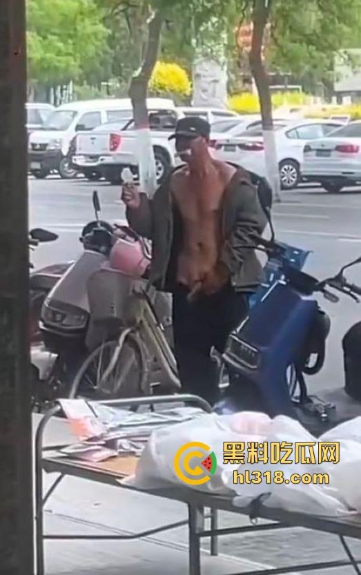 奇葩老头的迷幻操作,离谱老登对着服装店人体模特意淫,又亲又顶又抱的,这是什么新的老登锻炼方式吗?-7