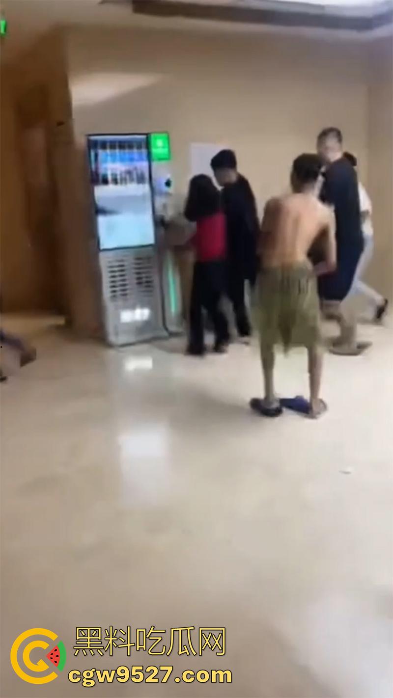 骚逼出轨精神小伙，男友带人在宾馆围堵，当场爆揍围殴，打人者已被抓捕，这下有理变没理了！-5