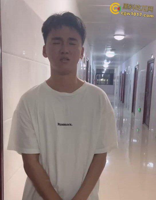 贵州民族大学偷拍男, 潜入女生宿舍进行偷拍给人家逮住,被发到表白墙上面曝光,这下洗也许不干净了 !-6