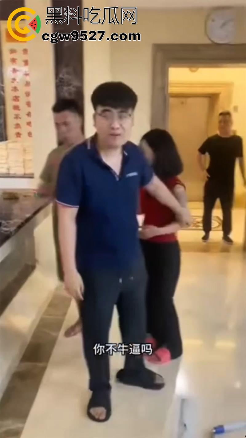 骚逼出轨精神小伙，男友带人在宾馆围堵，当场爆揍围殴，打人者已被抓捕，这下有理变没理了！-8