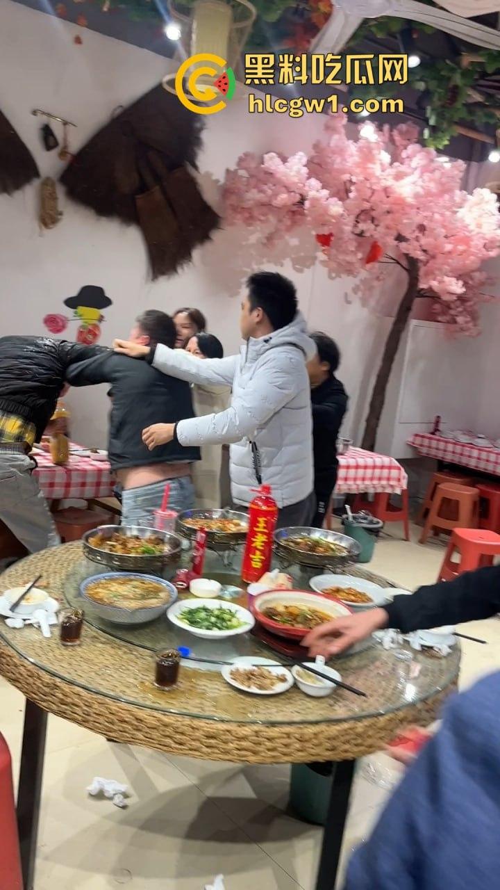 南昌辉仔与胖子大锅菜抓奸现场大打出手!头破血流,整个店的人都吃瓜,饭都吃不成!-2