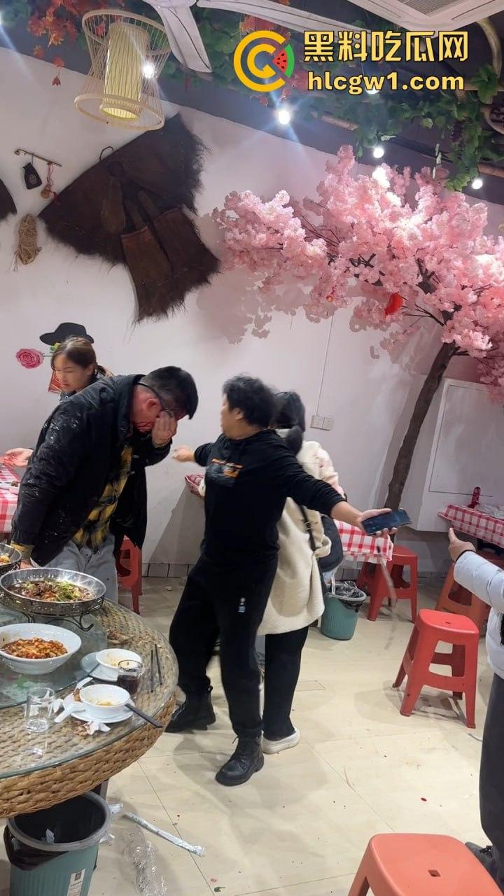 南昌辉仔与胖子大锅菜抓奸现场大打出手!头破血流,整个店的人都吃瓜,饭都吃不成!-3