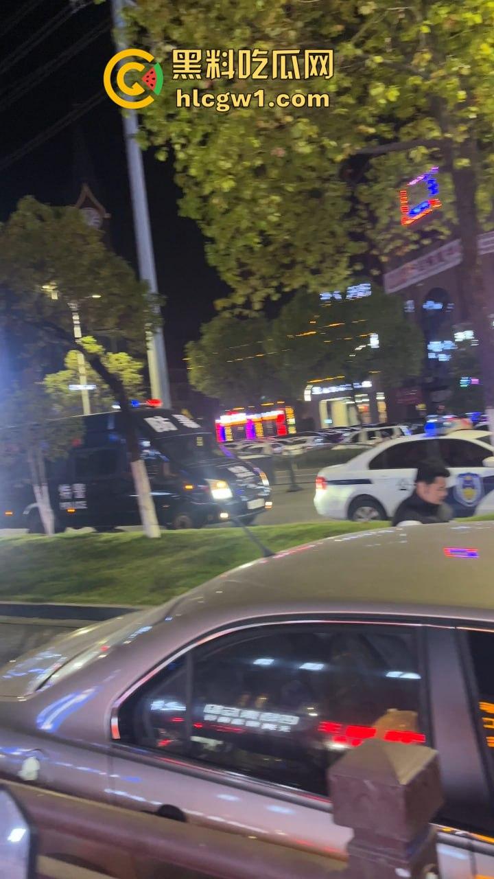 南昌辉仔与胖子大锅菜抓奸现场大打出手!头破血流,整个店的人都吃瓜,饭都吃不成!-6