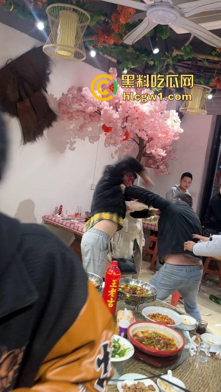 南昌辉仔与胖子大锅菜抓奸现场大打出手!头破血流,整个店的人都吃瓜,饭都吃不成!-7