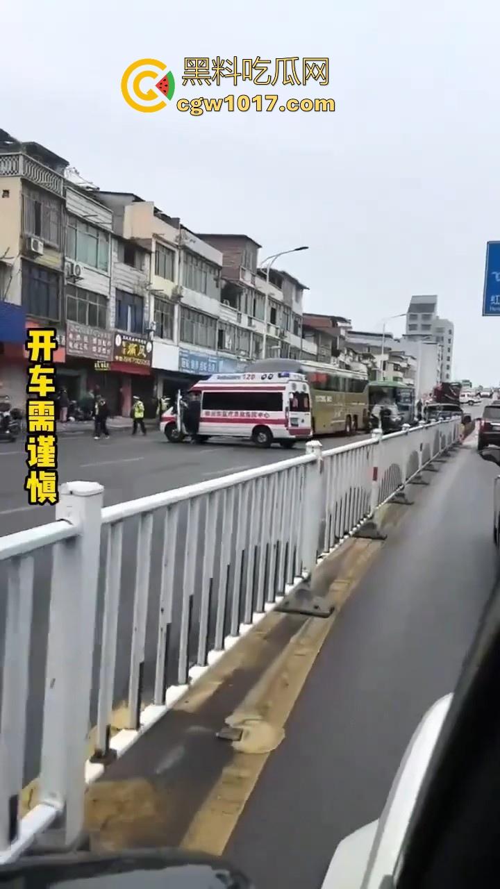 广西柳州市红光大桥发生一起公交车失控事故,多辆车被撞后车体受损,两轮电车驾驶员轻微受伤。-2