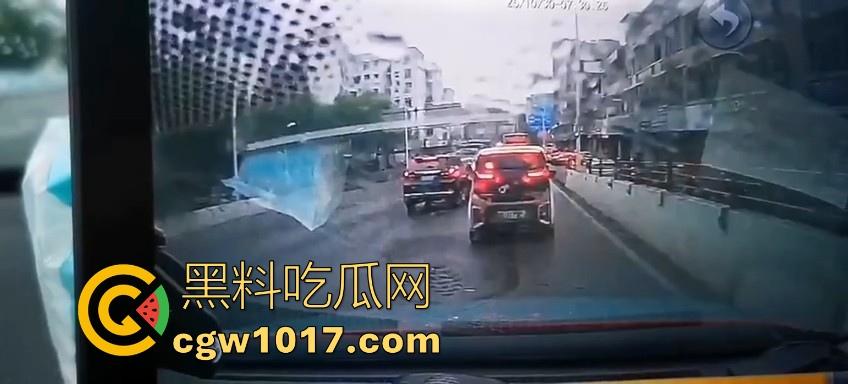 广西柳州市红光大桥发生一起公交车失控事故,多辆车被撞后车体受损,两轮电车驾驶员轻微受伤。-4