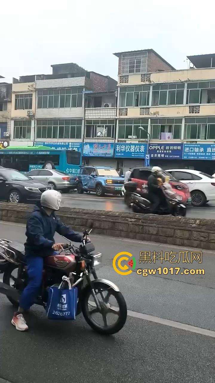 广西柳州市红光大桥发生一起公交车失控事故,多辆车被撞后车体受损,两轮电车驾驶员轻微受伤。-8