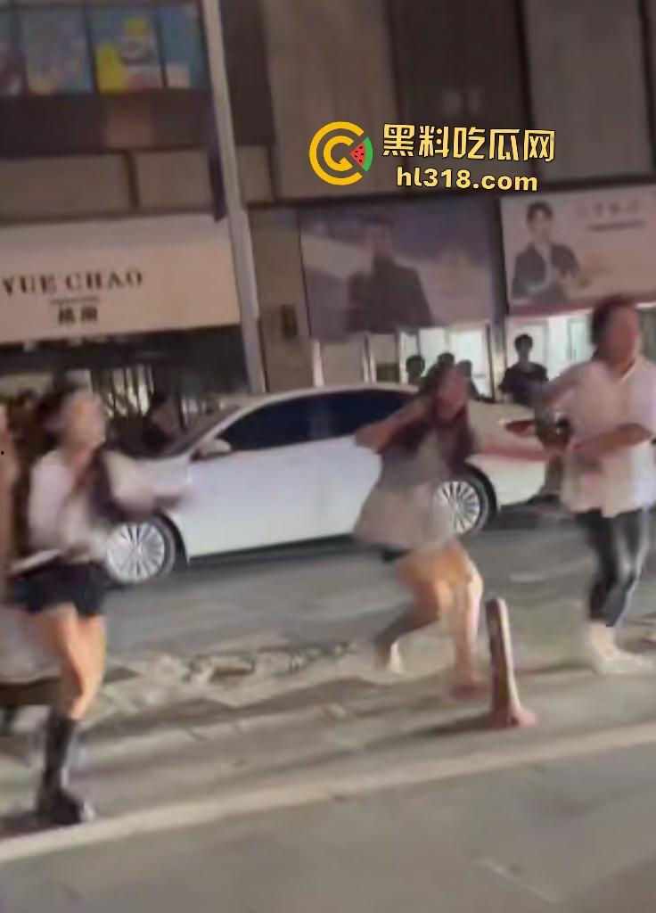 街头母女大战骂街！女儿闺蜜拉架助阵，女儿狂骂“我操你妈逼”，路人还嘲讽要左拍拍右拍拍这不孝女！