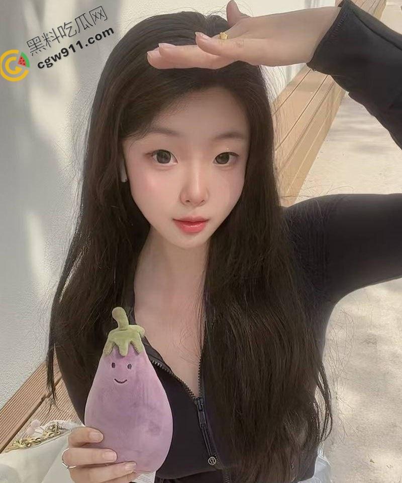 南京大学极品馒头穴JK妹【胡芸泮】泄密：花臂哥3000一夜，操到她高潮连连，淫叫不断，勾魂骨髓