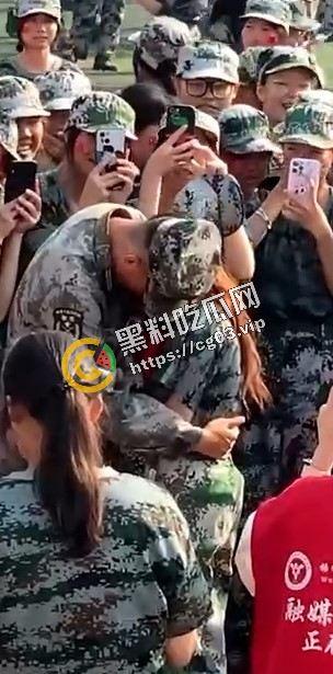 畜生!高一军训教官当众表白小姑娘 不知廉耻对高中生下手 还当众亲上了-5