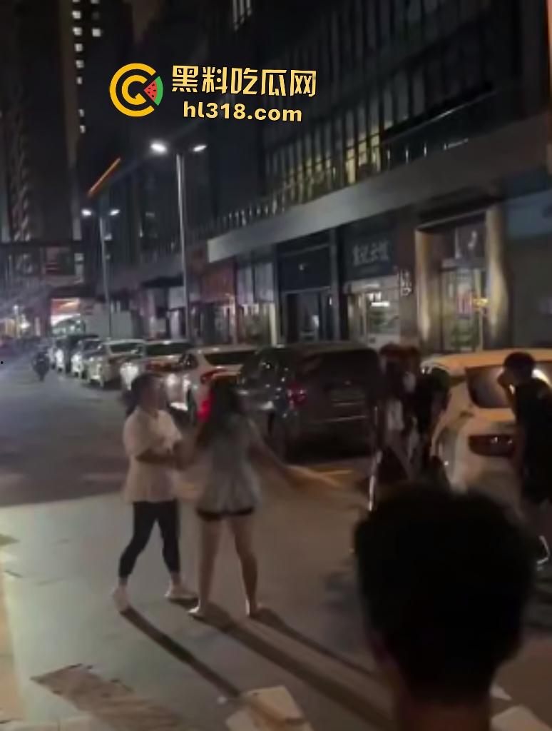 街头母女大战骂街!女儿闺蜜拉架助阵,女儿狂骂“我操你妈逼”,路人还嘲讽要左拍拍右拍拍这不孝女!-2