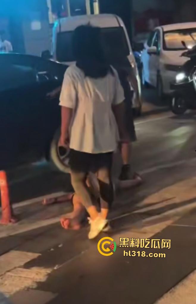 街头母女大战骂街!女儿闺蜜拉架助阵,女儿狂骂“我操你妈逼”,路人还嘲讽要左拍拍右拍拍这不孝女!-5