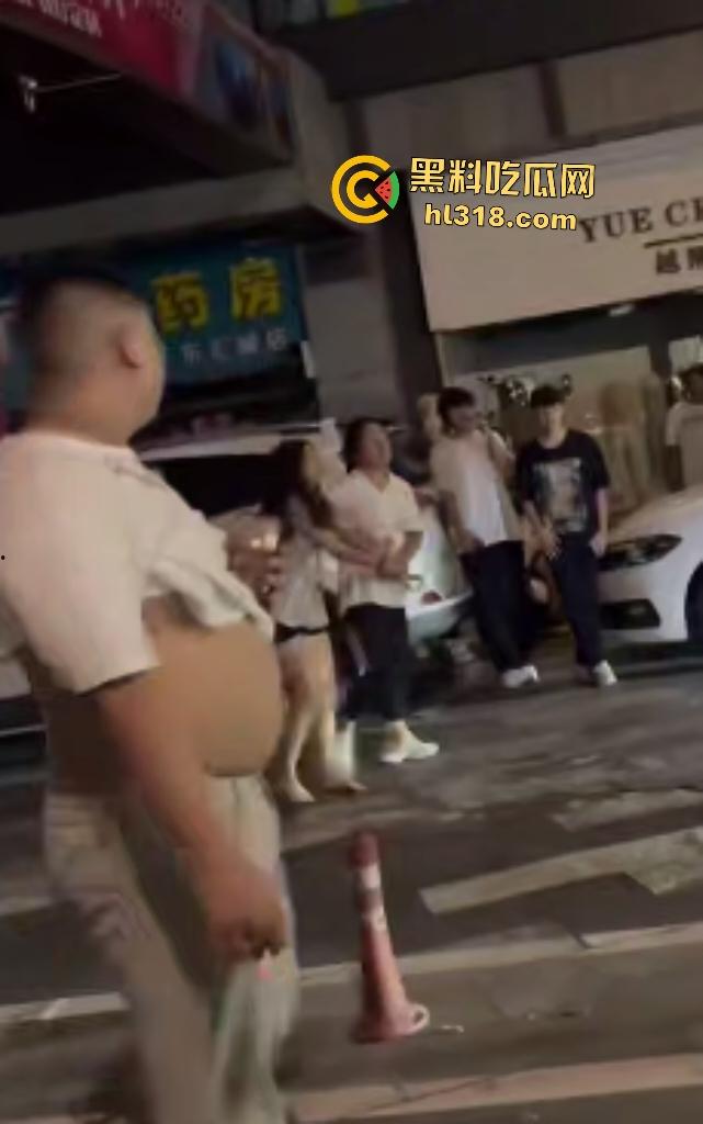 街头母女大战骂街!女儿闺蜜拉架助阵,女儿狂骂“我操你妈逼”,路人还嘲讽要左拍拍右拍拍这不孝女!-7