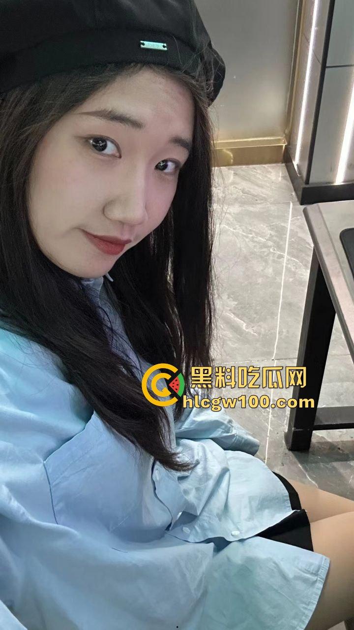 天台高能现场曝光,楼梯间顶上日逼看风景,高处做爱骚浪翻天,这种玩法不是一般人敢尝试的,真实艺高人胆大!-2