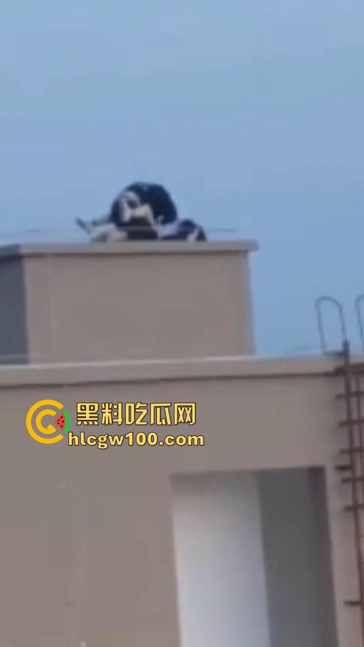 天台高能现场曝光,楼梯间顶上日逼看风景,高处做爱骚浪翻天,这种玩法不是一般人敢尝试的,真实艺高人胆大!-3