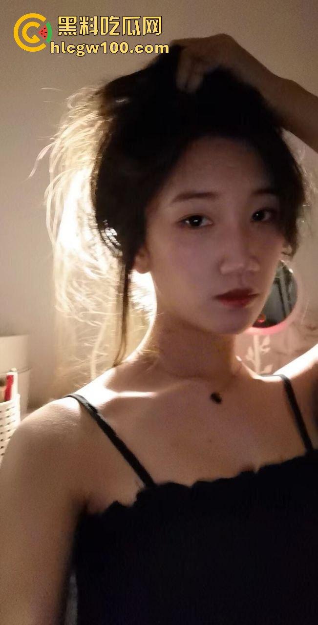 天台高能现场曝光,楼梯间顶上日逼看风景,高处做爱骚浪翻天,这种玩法不是一般人敢尝试的,真实艺高人胆大!-6