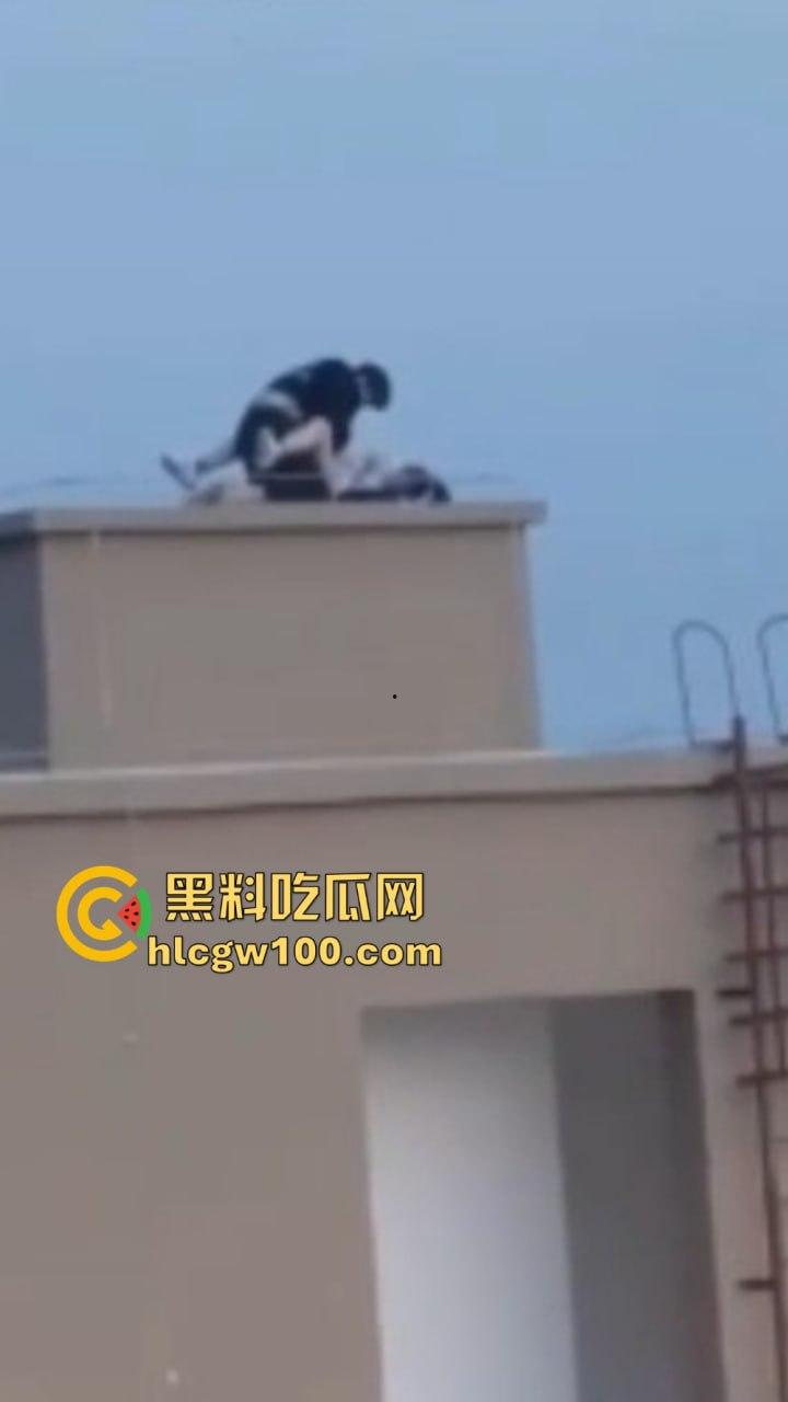 天台高能现场曝光,楼梯间顶上日逼看风景,高处做爱骚浪翻天,这种玩法不是一般人敢尝试的,真实艺高人胆大!-7