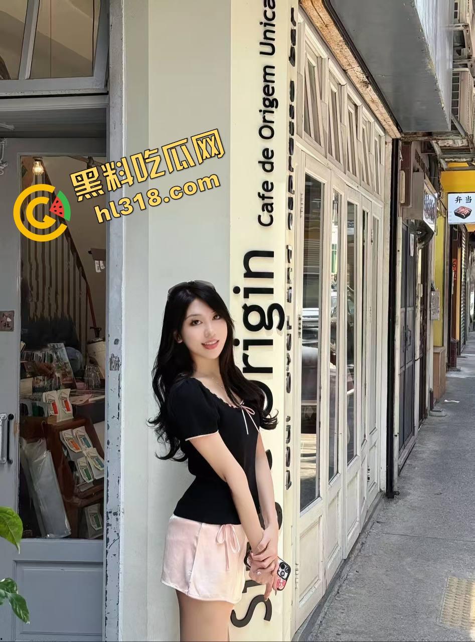 水润小肥逼骚出汁，香蕉都被泡软，一掰开全是春水，想操到天荒地老，兄弟你敢插进去就别想拔出来！