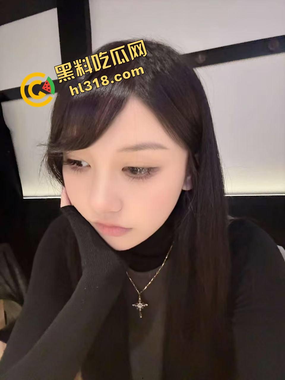 水润小肥逼骚出汁,香蕉都被泡软,一掰开全是春水,想操到天荒地老,兄弟你敢插进去就别想拔出来!-3