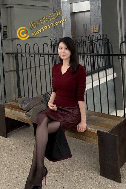 饥渴丝袜嫂子在厨房狂野求欢！灶台上疯狂抽插，淫水四溅，视觉盛宴引人窒息！