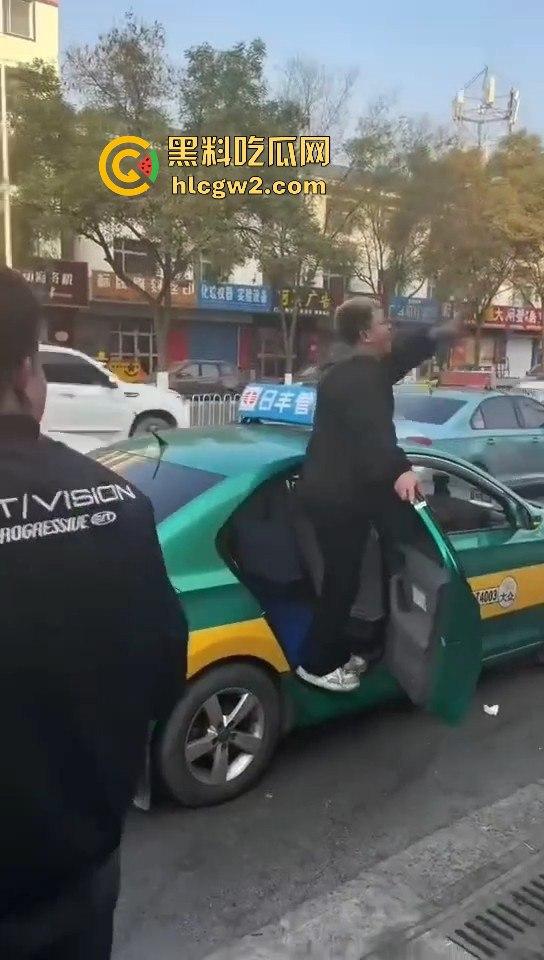 银川出租车司机遇精神小伙不给钱还学狗叫 司机气到差点拔刀 三小伙这次真是作到头了!-3