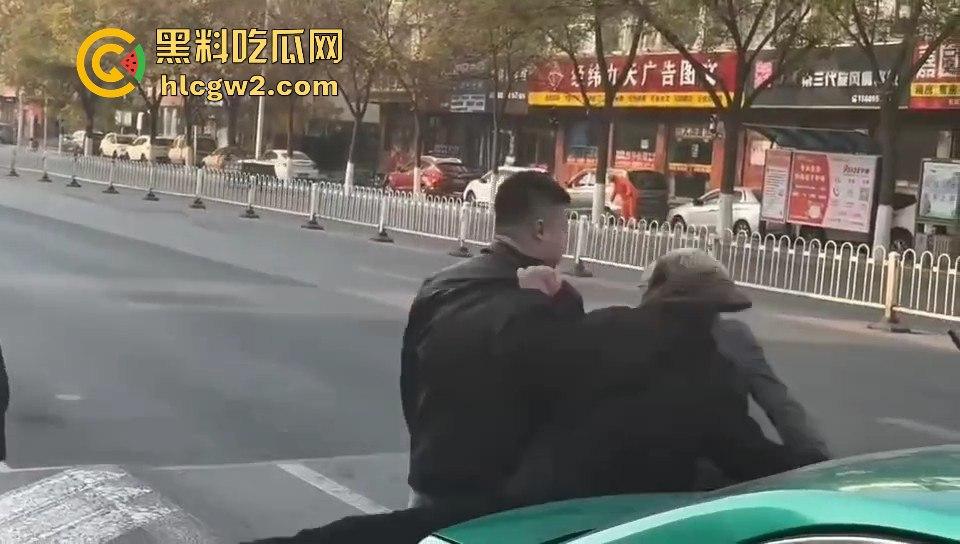 银川出租车司机遇精神小伙不给钱还学狗叫 司机气到差点拔刀 三小伙这次真是作到头了!-4