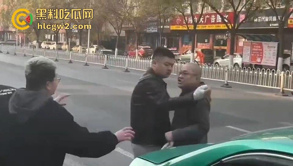 银川出租车司机遇精神小伙不给钱还学狗叫 司机气到差点拔刀 三小伙这次真是作到头了!-8