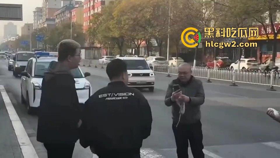 银川出租车司机遇精神小伙不给钱还学狗叫 司机气到差点拔刀 三小伙这次真是作到头了!-9