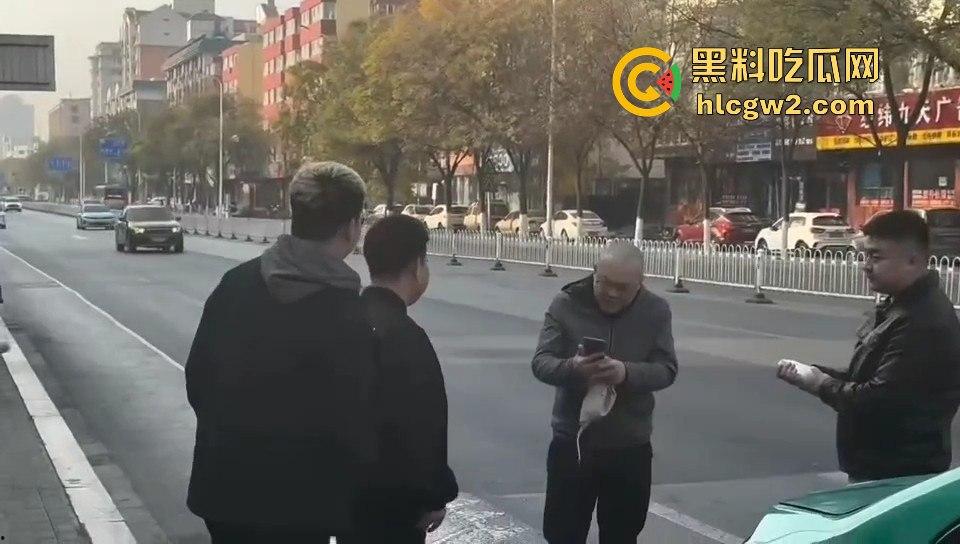 银川出租车司机遇精神小伙不给钱还学狗叫 司机气到差点拔刀 三小伙这次真是作到头了!-10