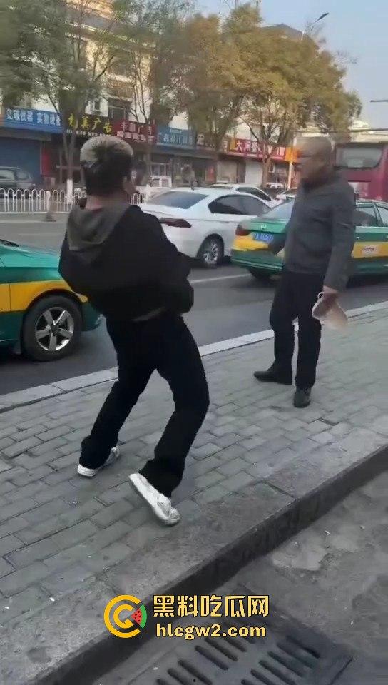 银川出租车司机遇精神小伙不给钱还学狗叫 司机气到差点拔刀 三小伙这次真是作到头了!-11