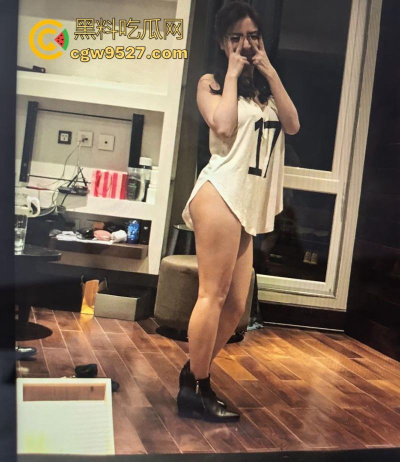 广东极品富婆包养壮年小伙,野外露出3P,多体位伺候花样玩法,性感身材撩翻全网,这富婆玩得真花!-6