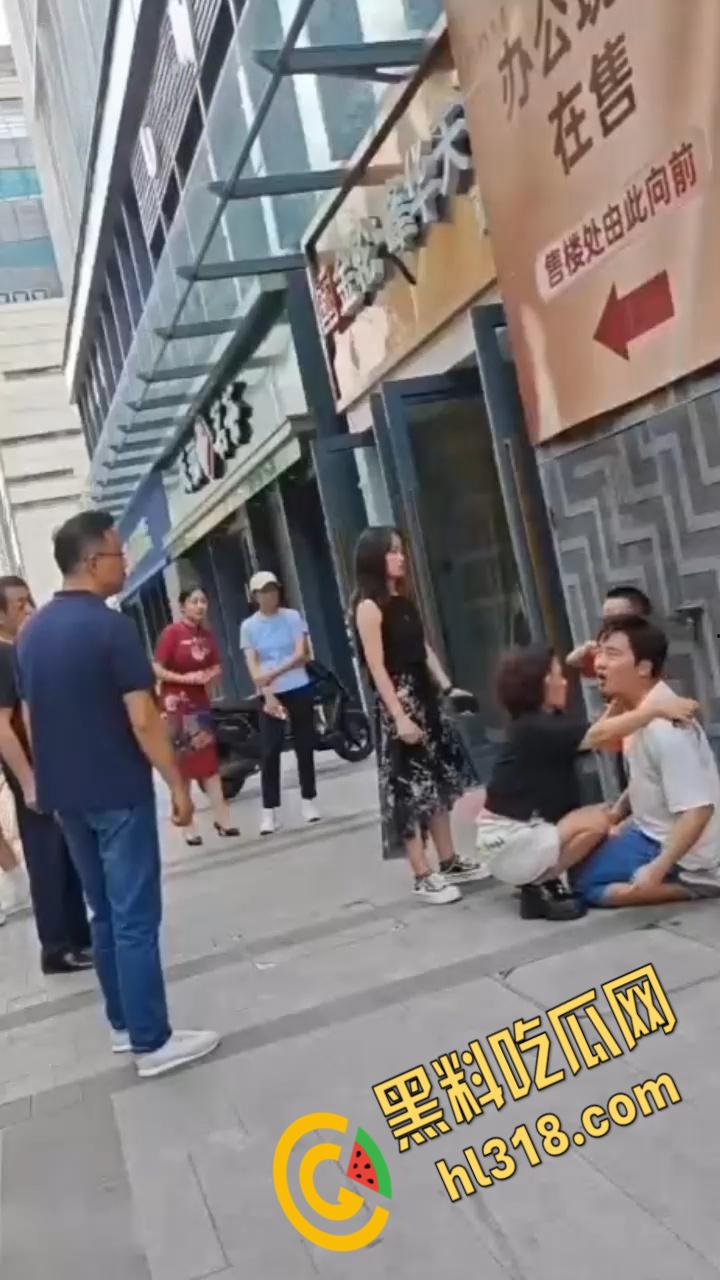 钱多不如鸡巴大!男子控诉老婆出轨,自己月入两万块,打两份工都管不住老婆被戴绿帽!-1