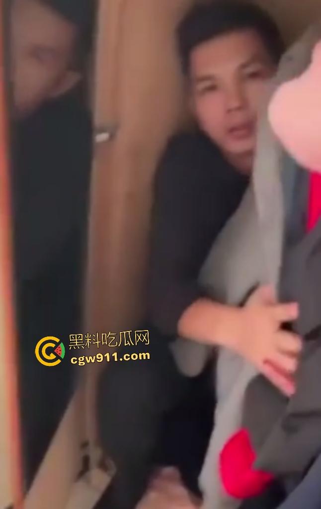 广东水管工小三修水龙头,修到床上操人妻,丈夫出门又返回家中抓奸情,老婆抱着儿子偷情被骂贱货!-2