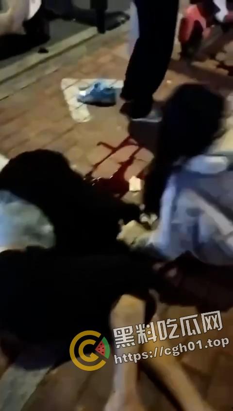 大快人心！广西精神小伙深夜飙车失误 脑浆都撞出来撒一点 血腥慎点-5