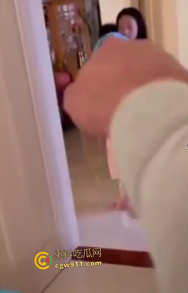 广东水管工小三修水龙头,修到床上操人妻,丈夫出门又返回家中抓奸情,老婆抱着儿子偷情被骂贱货!-3